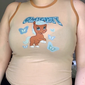 Omighty Y2K top - Ett urgulligt linne som bla. Matilda djerf använt. Supersnyggt till jeans, kjol, kostymbyxor, shorts! Köptes för 450kr+tull. Sparsamt använt, lite åt det mindre hållet så för en S/M hade denna varit perfekt. Köparen står för frakt💗 OBS Frakten kostar 51kr