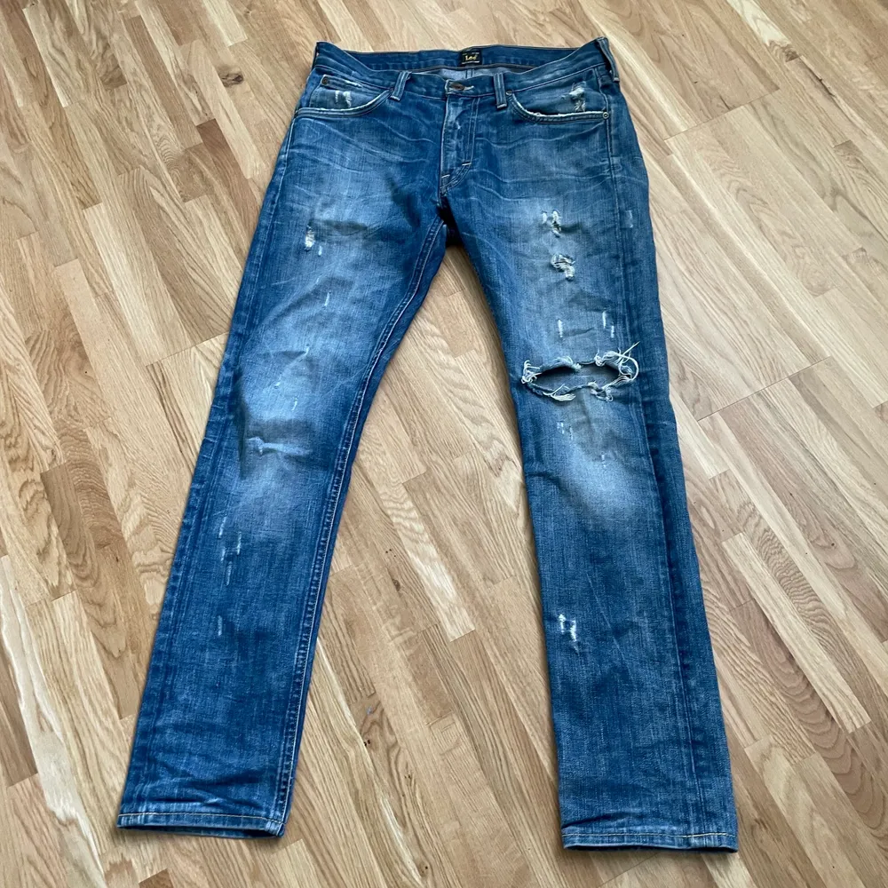 Säljer mina limiter edition lee jeans eftersom dom va för stora.. Jeans & Byxor.
