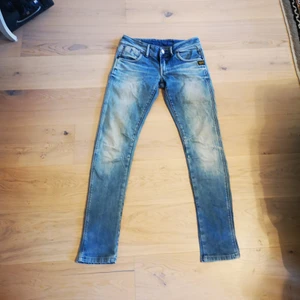 G-star jeans - Ljusblå lågmidjade jeans från G-star men smala ben. Inte alls mycket använda. 