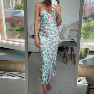 Extremt fin långklänning från Zara - Helt ny, säljer endast för att storleken är fel, vill behålla den..💗 går inte att köpa längre!