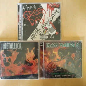 Cd skivor - 1. Green day.  Endast spelad 1-2 gånger, väldigt bra sick. 40kr. 2. Metallica. Fodralet är slitet men har ej några repor i skivan. 10kr. 3. Iron maiden. Innehåller 2 skivor. Också slien förpackning men inga repor i skivorna. 10kr. (Skriv för mer info)❤️ 