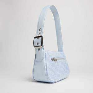 En ljusblå handväska med tryck, superfin och knappt använd, lite Y2K vibe … inga defekter eller liknande. 💘 köpt från Bershka för 129kr 🥰🥰