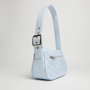 Väska - En ljusblå handväska med tryck, superfin och knappt använd, lite Y2K vibe … inga defekter eller liknande. 💘 köpt från Bershka för 129kr 🥰🥰