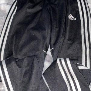 Adidas byxor - Fint använt skick, dock början till ett liiitet hål på ena benet. Lite nopprig