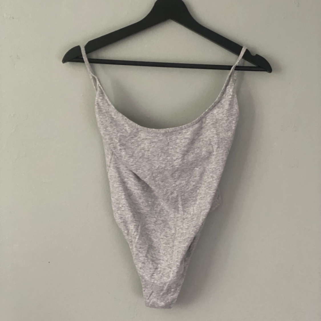 Grå body med öppen rygg