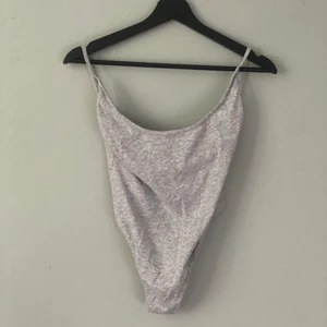 Grå body med öppen rygg - Grå body från HM med öppen rygg, storlek M. Använd max 5 gånger🤍  - Frakt tillkommer om plagget behöver postas -