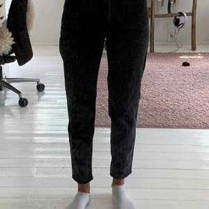 ett par svarta mom jeans från bershka. Jag är 174cm