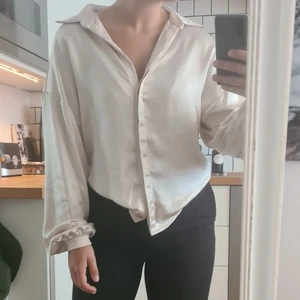 Satinskjorta - Fin ljusrosa satinskjorta från nakd. Nyskick.