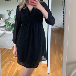 Prickig klänning från H&M - Hej! Jag säljer nu min klänning från H&M. Klänningen är från mamma-avdelningen men det är absolut inget som märks (har själv använt den mycket). Klänningen är i fint skick och i storlek S. Hör av er vid frågor och kolla gärna mina andra annonser!