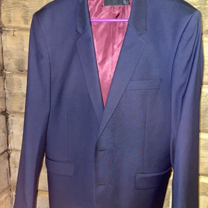 Marinblå kavaj - Kostym & kavaj, stl. 52 (L), Herr Säljer en Marinblå kavaj i storlek 52 från asos design som används en gång (absolut nyskick). Kavajen har innerfickor på båda sidor, ytterfickor och en bröstficka.  Kavajen kan hämtas i Falun eller på överenskommen plats