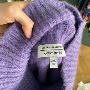 Stickad tröja otherstories - Världens finaste stickade tröja från otherstories. Endast provad. Perfekt för sommarkvällarna 💗 nypris 899kr 