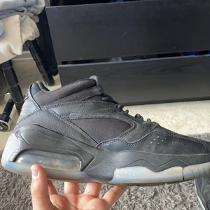 Jordan  - Ett par ganska använda Jordans. Kan vara bra att ha till hösten så att man slipper leta efter skor. Har inga repor eller skador. Snygga till det mesta. 