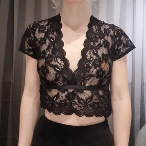 Sexig top - En sexig top som är väldigt genomskinligt. Den är köpt från shein. Den är blommönstrad och har bara använts 1 gång