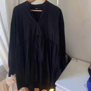 Skjort klänning - Skjort klänning från BikBok i svart. Volangliknande mönster från under bysten och ned. Kort modell. Använd några gånger.