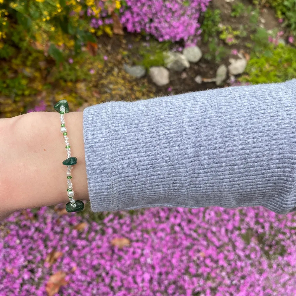 Fint enkelt armband med gröna stenar 💚 Gjord med icke elastisk tråd, 17,5cm i omkrets 😊 Frakt 13kr om du betalar med Swish! . Accessoarer.