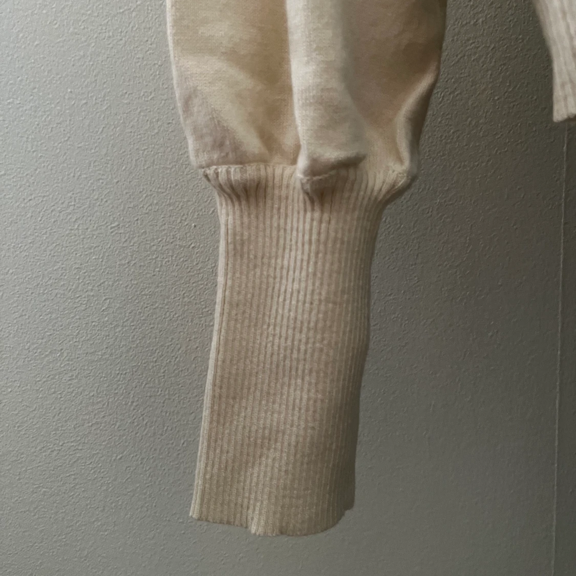 Beiga tröja med krage  - 90