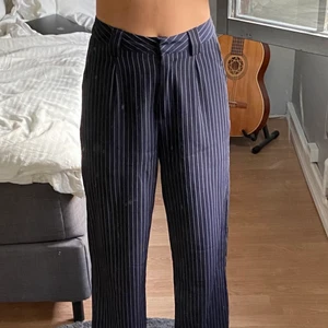 Kostymbyxor - Säljer dessa fina kostymbyxor från NA-KD. Storlek 36 men uppsydda fem cm i benen. Fint skick, inte mycket använda. 50 kr eller bud, köparen står för frakten. 