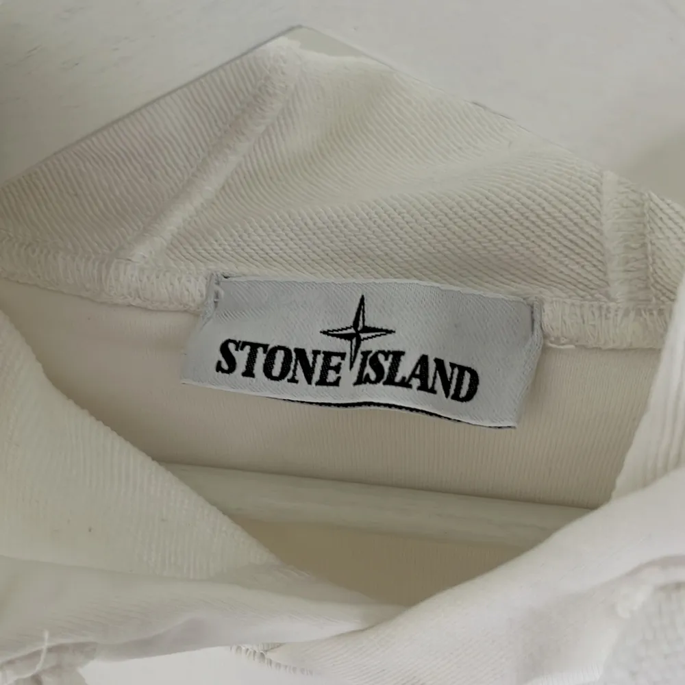 Jag säljer min Stone Island hoodie i storlek M, färgen vit för 1100kr. Skicket på tröjan är 9/10 får den bara är använd fåtal gånger. Köparen står för frakt! Skriv om ni har frågor eller vill ha mer bilder!. Tröjor & Koftor.