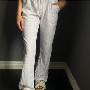 Linnebyxor - Säljer nu dessa linnebyxor då jag har ett par andra, dem är i storlek s och sitter jättebra, dem är även långa i benen. Knappt använda så dem är i väldigt fint sick. Dem är från byanastacia som fanns på instagram för ett tag sen. Frakt tillkommer💕