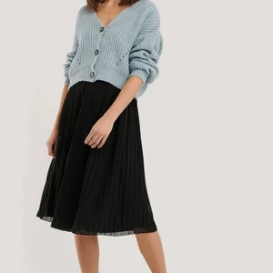 Plisserad kjol - Säljer denna så fina plisserade kjolen från nakd!❤️strl 34