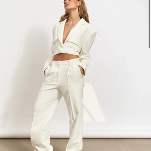 Kostymbyxor  - (lånade bilder från Na-kds hemsida).  Säljer mina näst intill helt oanvönda VITA kostymbyxor från Hanna schönberg x na-kd. De är i storlek 36 så beroende på hur man vill att dem ska sitta så passar dem många! (Om ni vill ha egna bilder så skriv)💜