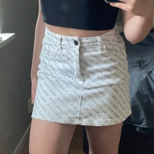 Kendall & Kylie jeanskjol  - Vit jeanskjol med märkets logga mönstrad i svart färg över plagget. Mycket skön och perfekt för sommaren. Plagget har använts några gånger men är fortfarande i mycket fint skick. Kjolen är köpt i Italien.