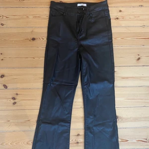 Skinnbyxor från Vila - Straight leg skinnbyxor från Vila. Storlek L (säljer även samma byxa i storlek M). Nyskick. Supersköna att gå i. Normal passform och hög midja. Kan mötas upp vid St Eriksplan eller skicka. Köparen står för frakt. 