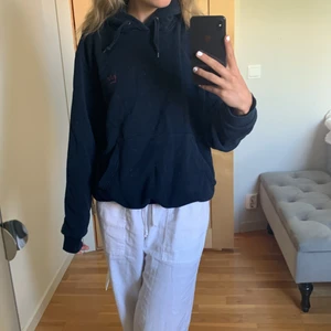 Hov1 hoodie - Säljer denna hov1merch-hoodie i marinblå färg som jag köpte för ca tre år sedan. Hoodien har använts många gånger men är fortfarande i bra skick. Orginalpris: 500kr Frakt: 49kr