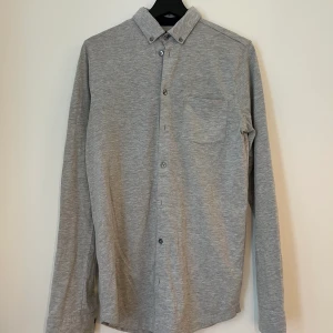 Skjorta från Burton, storlek S - Ljusgrå skjorta från Burton Storlek S Använd men i gott skick