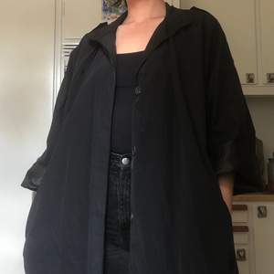 Sjukt cool trenchcoat i tunt material från Carin Wester. Kappan går ner till vaderna på mig som är 163. Använd fåtal gånger och är som ny. 🌈