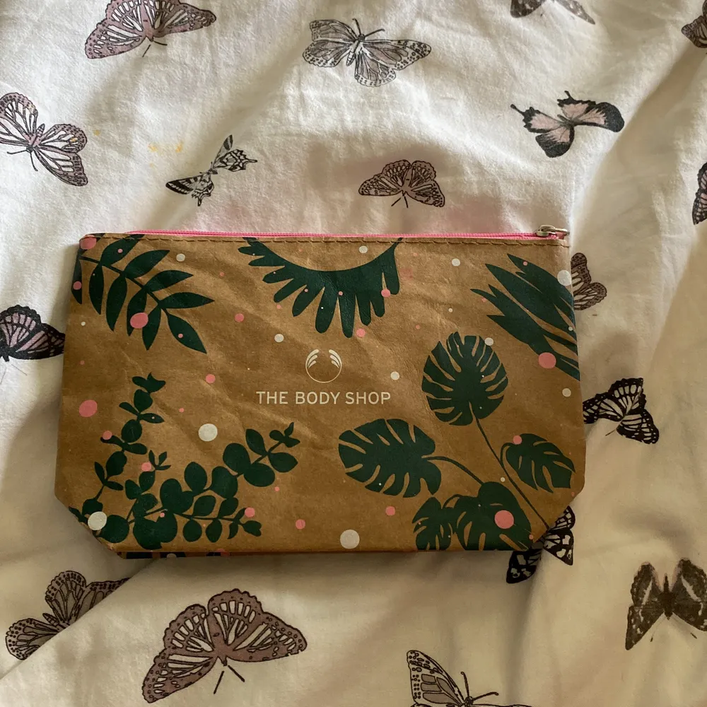 Body shop necessär köpt för 40kr säljer för 10kr💕. Asusteet.