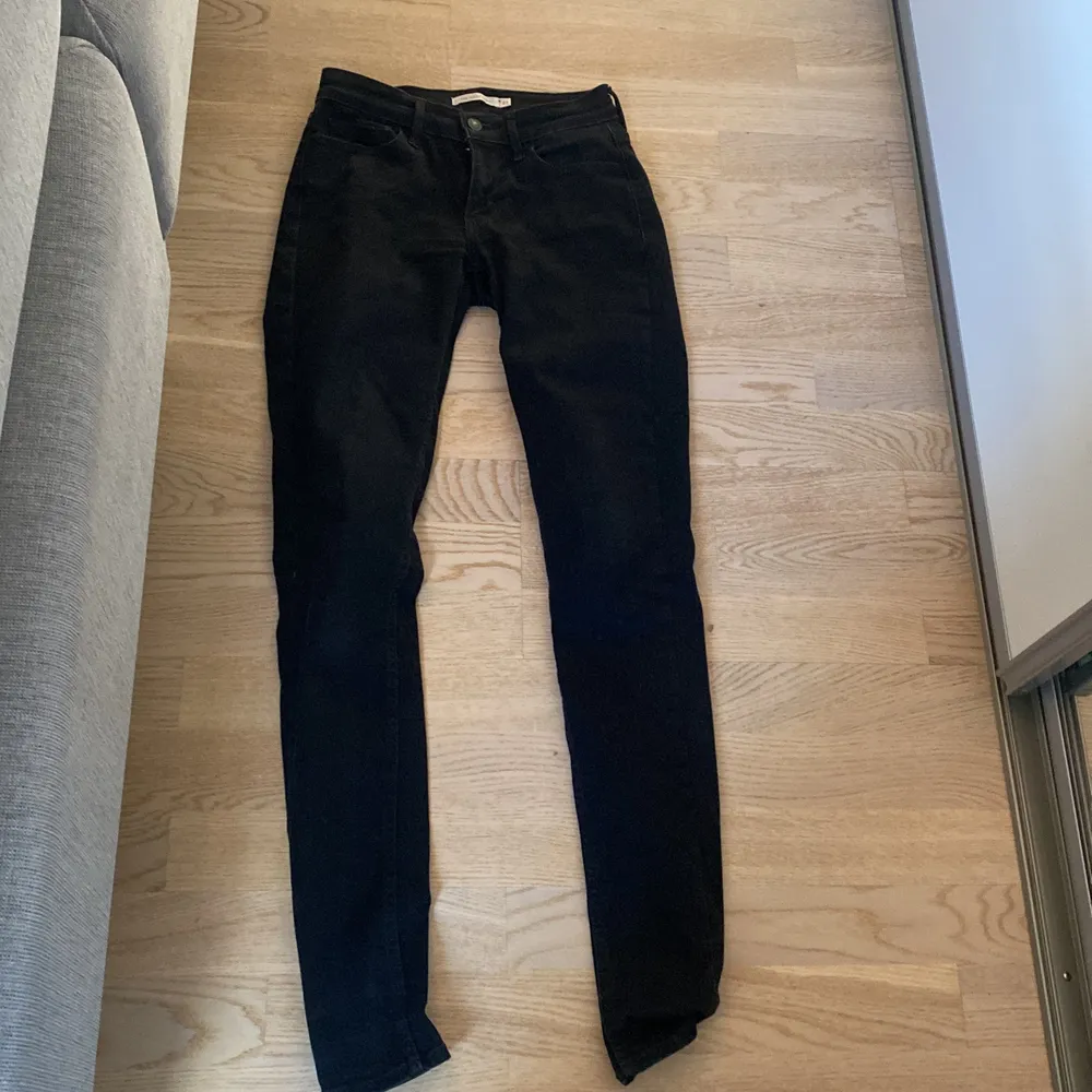 Svarta levi’s jeans 710 super skinny i storlek 27. Jeans & Byxor.