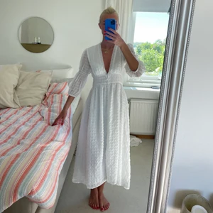 Klänning NA-KD - Såå fin vit långklänning från NA-KD i storlek 36. Är 170 cm och passar perfekt som en S i storleken. Endast använd en gång🤗🤗