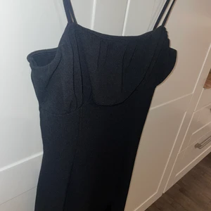 Svart tight klänning, storlek M - Svart tight klänning från h&m. Använd 1 gång. Pm för för bilder🖤