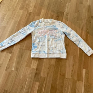 Mönstrad Kenzo sweatshirt - Aldrig använd. Köpt i Dubai för 6 år sedan för 300 euro. Extremt liten i storleken. 
