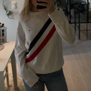 Tröja från Tommy Hilfiger - Stickad tröja från Tommy hilfiger, knappt använd 