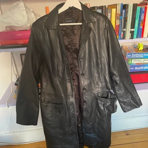 Läderjacka - Läderjacka dyr i inköp på second hand. OBS stor reva så till den som är händig med att sy