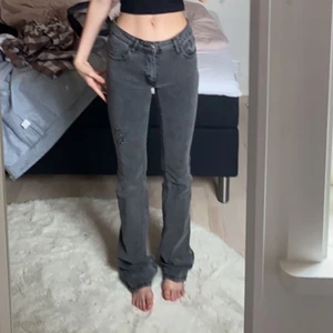 Jeans - Säljer dessa jeans ifrån SHEIN i storlek XS, dom är bara prövade inte använda. Köpte för 219kr och säljer för 135kr + frakt som betalas av köparen.