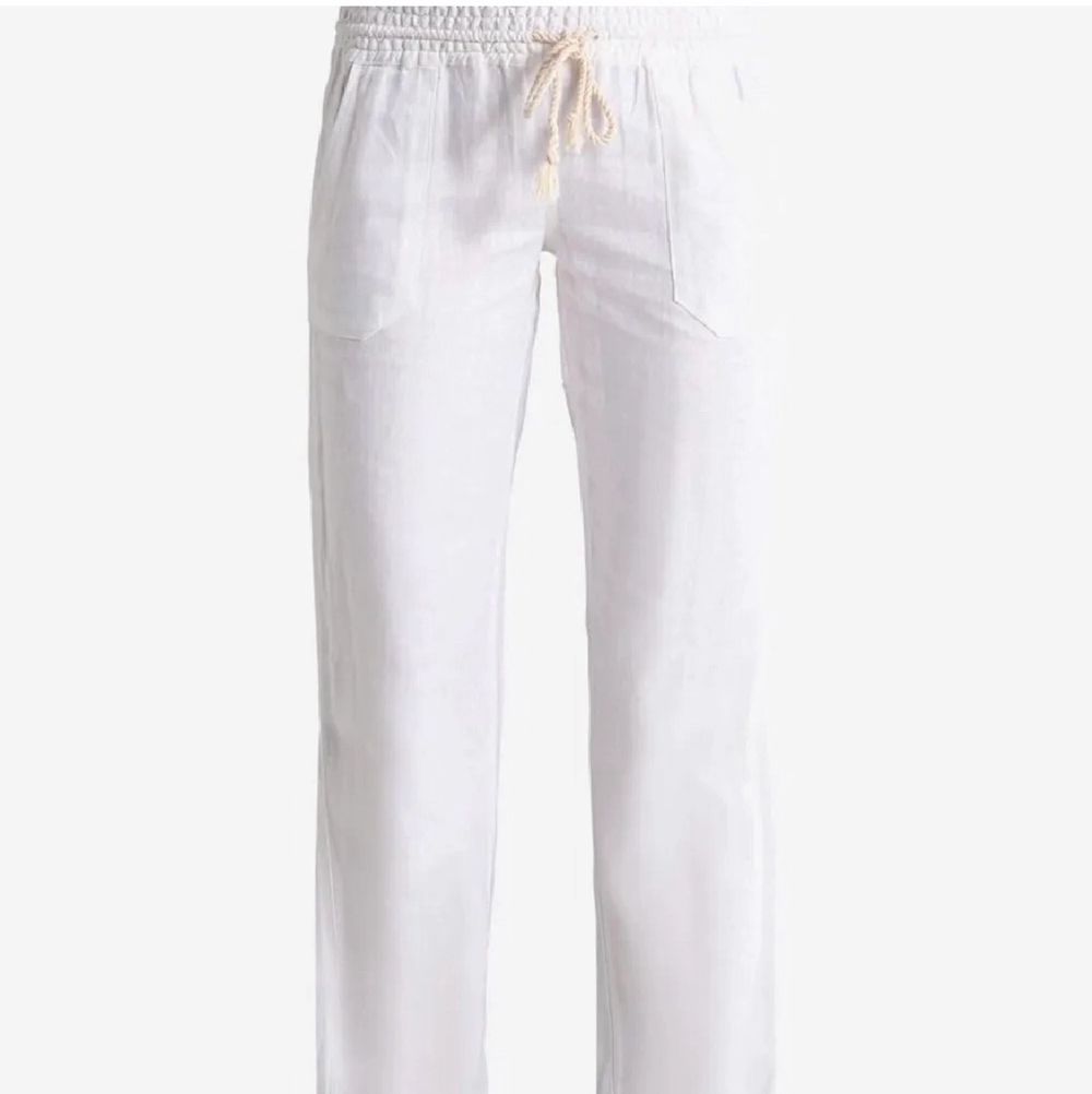 Jag SÖKER dess byxor från Roxy i storlek XS-S! ☀️ Pris tänker jag max 400kr 🙏🙏 Kan tänka mig både vit och svart men helst vit!!. Jeans & Byxor.