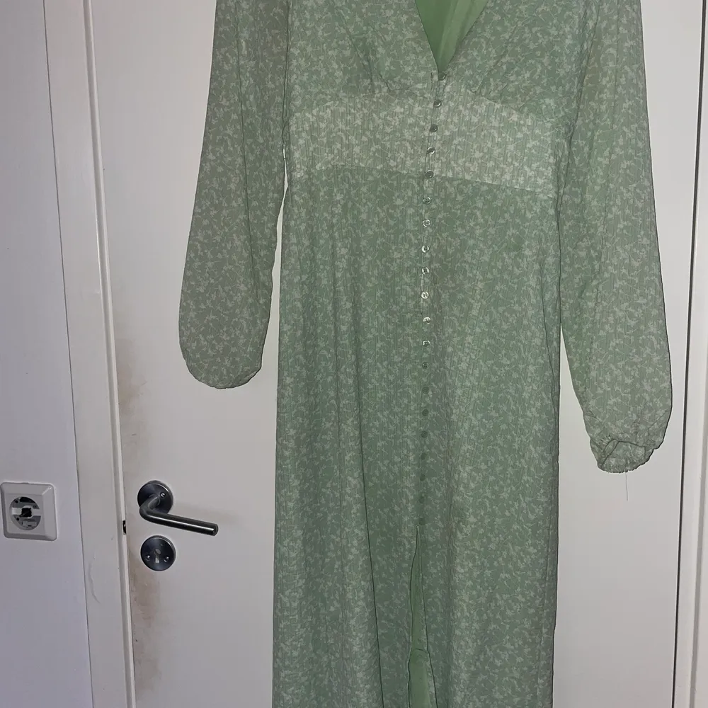 Adoore-liknande klänning från Gina Tricot i storlek 38. I nyskick, endast använd en gång. Superfin klänning!. Klänningar.