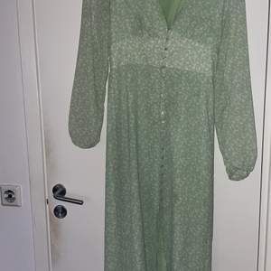 Adoore-liknande klänning från Gina Tricot i storlek 38. I nyskick, endast använd en gång. Superfin klänning!