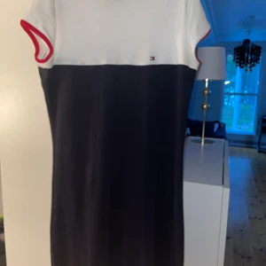 Klänning - Säljer nu denna superfina oanvända Tommy Hilfiger klänningen då den endast hänger i garderoben 💗 Nyskick, ingen storlek är angiven i klänningen men skulle säga att den är S/M men kan även passa L (beroende på hur man vill att den ska sitta). Möts upp i Stockholm eller fraktar (köparen står för frakt)💗