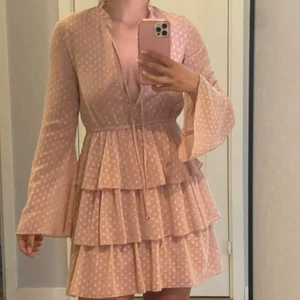 Linn Ahlborg x NA-KD klänning  - Somrig klänning perfekt till studentfirande eller midsommar💐 Klänningen är från en av Linn Ahlborgs kollektioner med NA-KD. Endast använd ett fåtal gånger & är slutsåld på hemsidan 🪷 skriv för fler bilder eller om du har frågor, köparen står för frakten💞