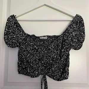 Topp - Fin somrig topp från Pull & bear. Använd endast 2 ggr så den är i bra skick. Storlek S passar xs-s. Pris 70kr+frakt skriv privat för mer bilder/frågor