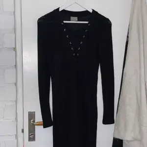 Svart klänning med snörning från Vero Moda, inköpt för 349:-