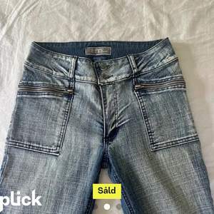 Jeans med dragkedjor!! Såå fina jeans med bootcut modell! Säljer endast då de ej tyvärr ej passade💔  Bilderna är ifrån förra ägaren. 