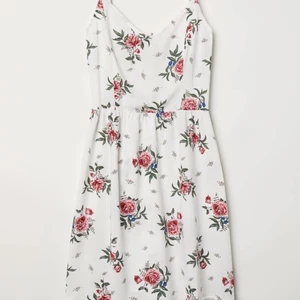 Klänning - Vit klänning från divided med rosa blommor, använd fåtal gånger, nyskick :)