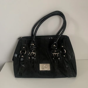 Svart Gamaya väska - Svart Gamaya väska med silverdetaljer🖤  Helt oanvänd. Fraktas för 57kr!💞