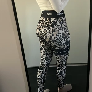 Stronger Roar Tights - Använda men i fint skick, endast slitning på insidan som ej syns. Storlek S. Nypris 799kr, säljs för 400 + frakt. 🥰