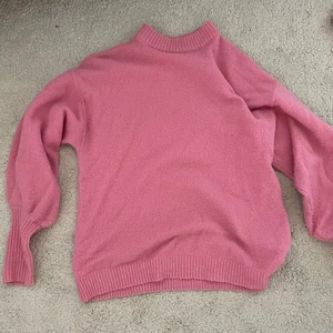 Stickad tröja  - Stickad tröja med ballongärmar. Så charmig och fin till sommaren! Knappt använd. Köparen står för frakt 